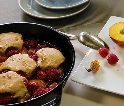 Коблер с праскови и малини